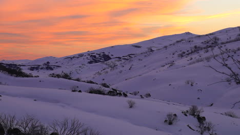 Australia-Montañas-Nevadas-Maravillosas-Puestas-De-Sol-De-Invierno-Perecer-Thredbo-Azules-Naranjas-Lento-Pan-De-Taylor-Brant-Películas