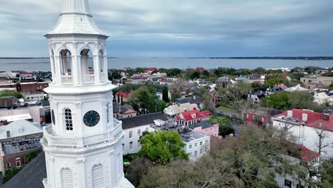 st-michaels-church-and-american-flag-in-charleston-sc,-south-carolina