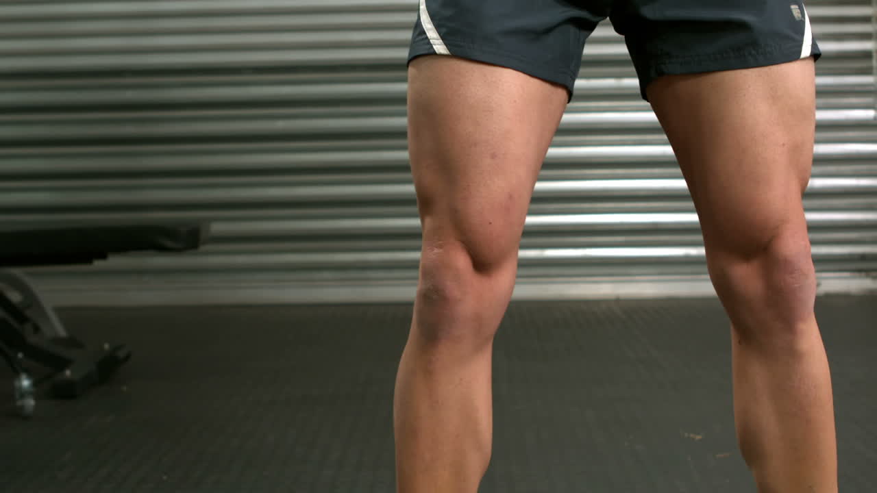 케틀벨 을 사용 하여 운동 하는 건강 한 사람