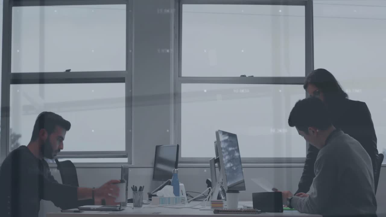 사무실에서 사업가 여성에 대한 금융 데이터 처리의 애니메이션