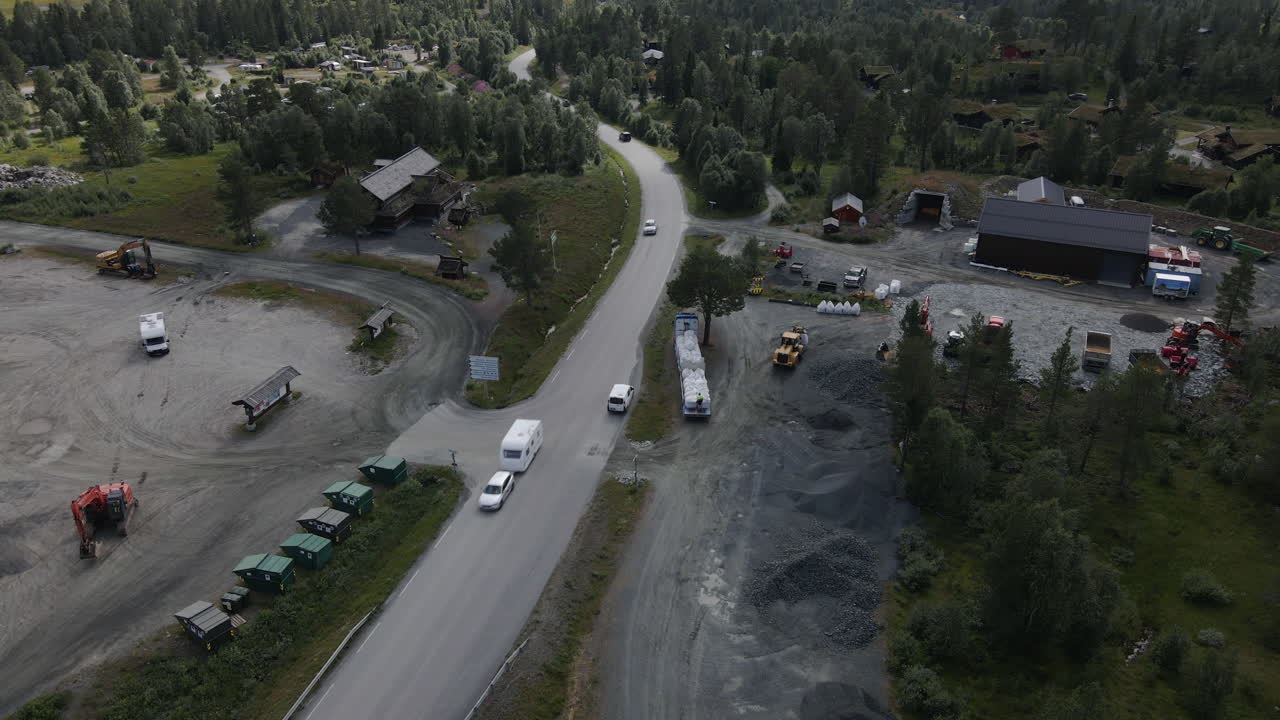 도로 옆에 건설 중인 도시 도로에서 운전하는 자동차의 공중 촬영