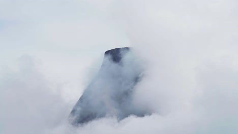 nubes que envuelven la cumbre de stetinden cerca de narvik en el condado de nordland, noruega