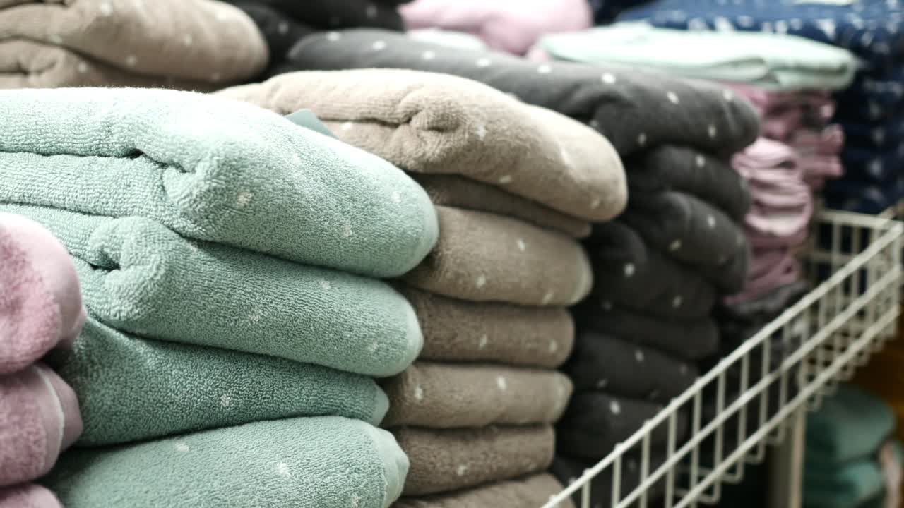 toallas apiladas en los estantes
