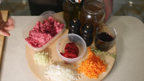 rueda de ingredientes para hacer una clásica pasta alla boloñesa