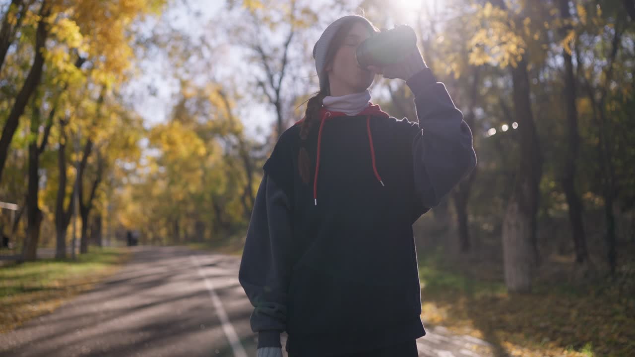 가을 에 공원 에서 술 을 마시는 여자