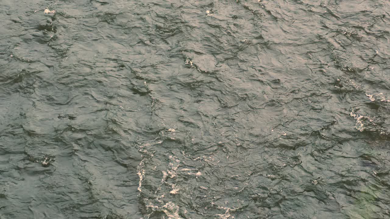 primer plano estático de agua corriendo