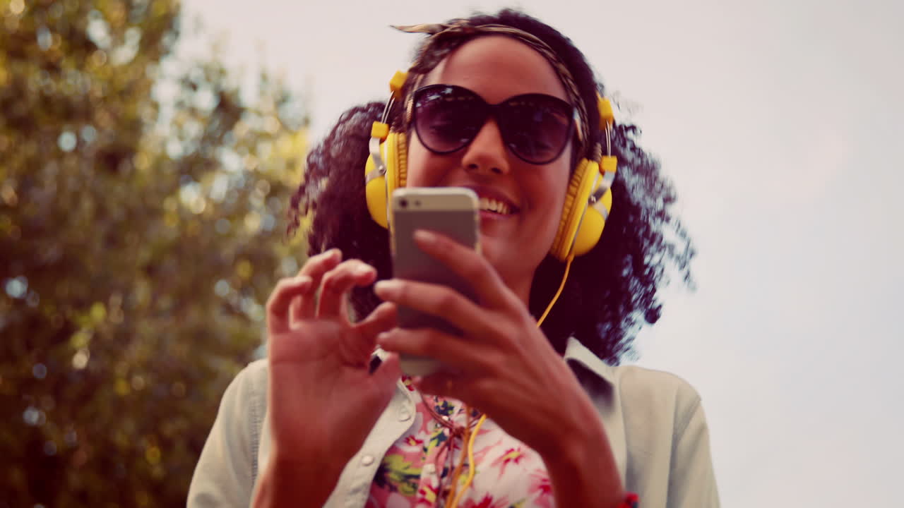 en formato 4k de alta calidad bonita hipster usando su teléfono inteligente