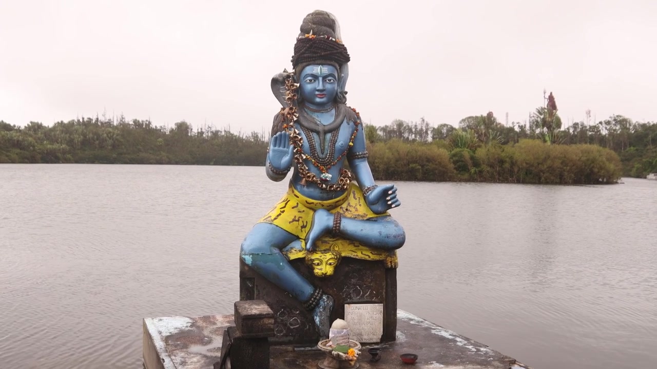 Statua di Lord Shiva seduto sulla riva del sacro lago vulcanico Ganga Talao presso il complesso del tempio indù a Mauritius. Iconico punto di riferimento spirituale nell'area di Grand Bassin.