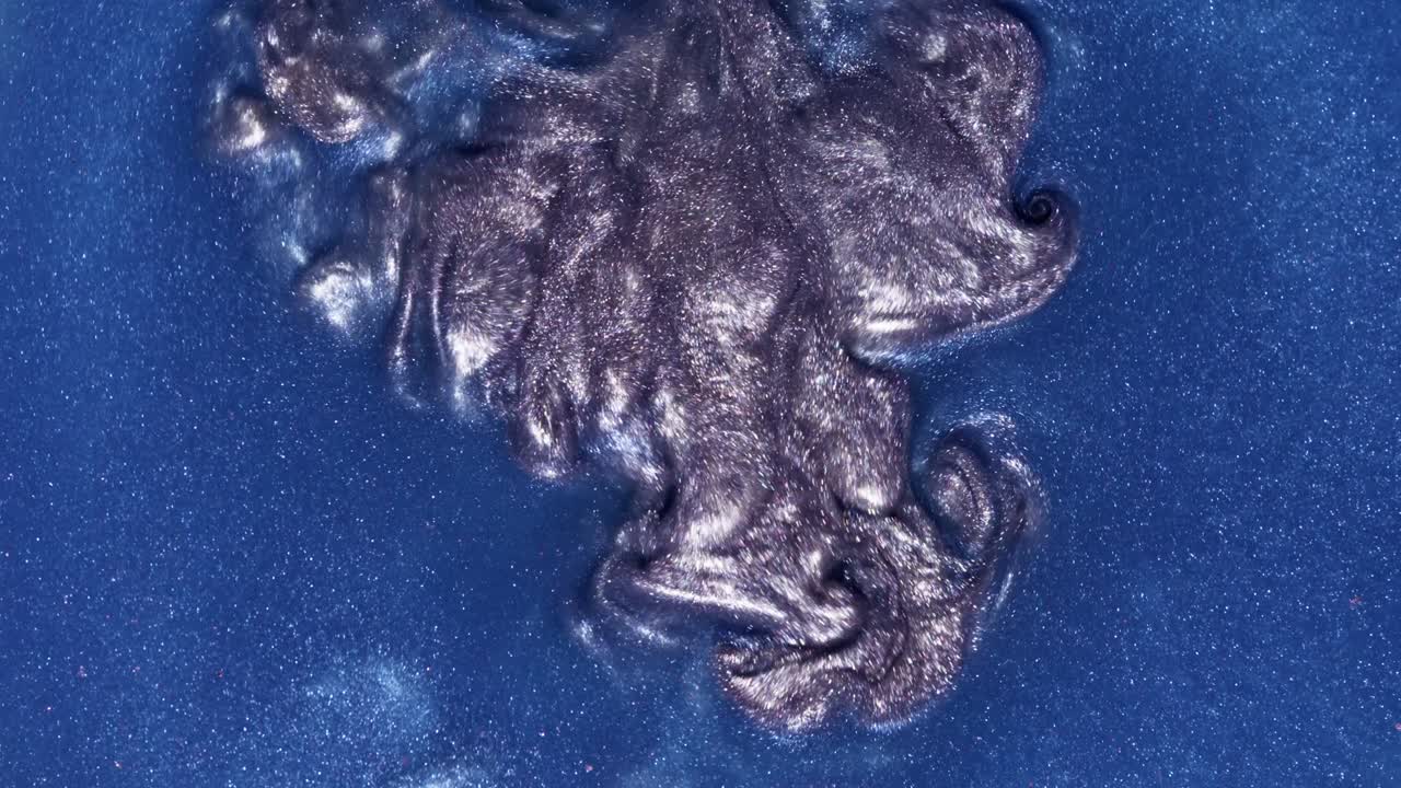 los dos colores de la pintura brillante oscura se mezclan hermosamente, burbujeando