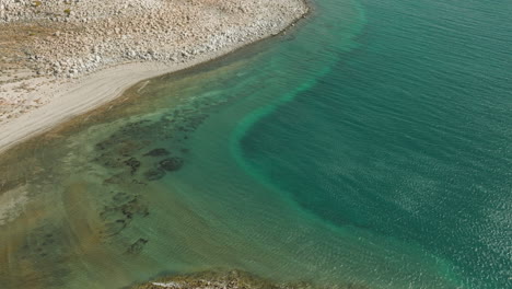 Wunderschöne-Overhead-Drohnenaufnahme-Des-Jurassic-Lake,-Argentinien