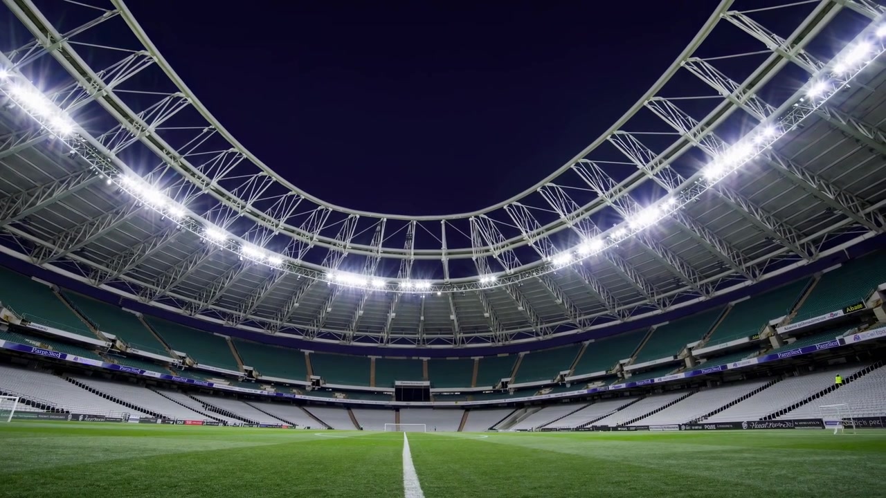 Vista grandangolare di uno stadio di calcio vuoto di notte