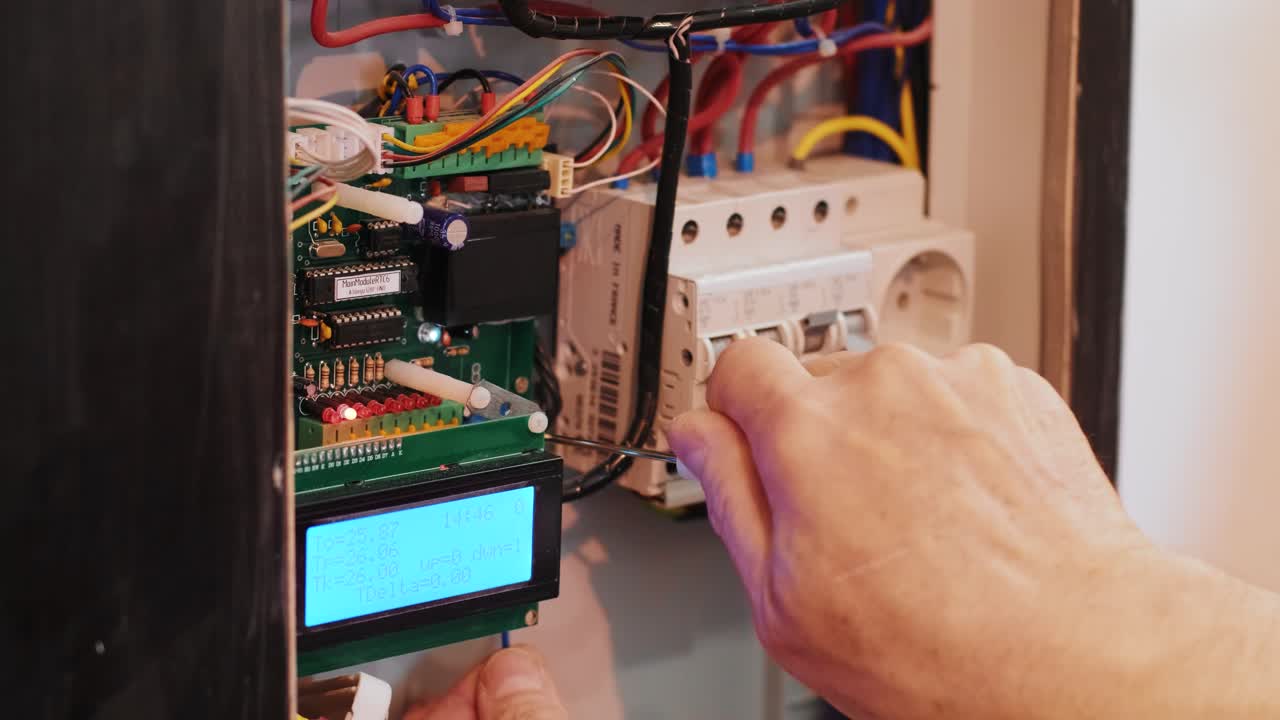 las manos de los electricistas que trabajan en la corriente eléctrica en el panel de control. trabajo de ingeniero electricista