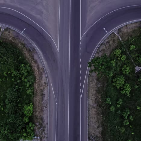 vista aérea del cruce de carreteras con coches en movimiento
