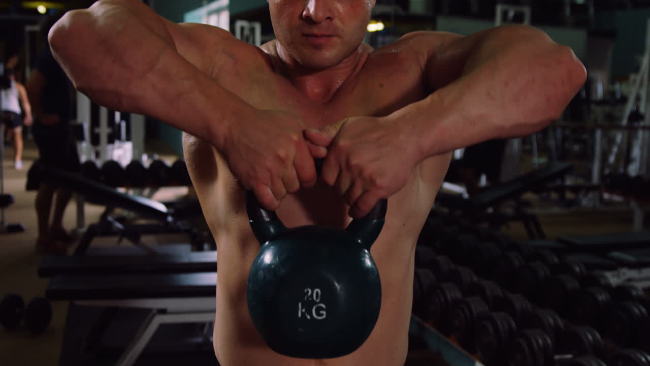 hombre musculoso levantando una barra