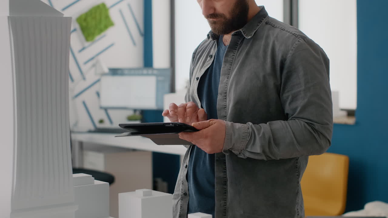 사무실에서 태블릿에서 일하는 사람