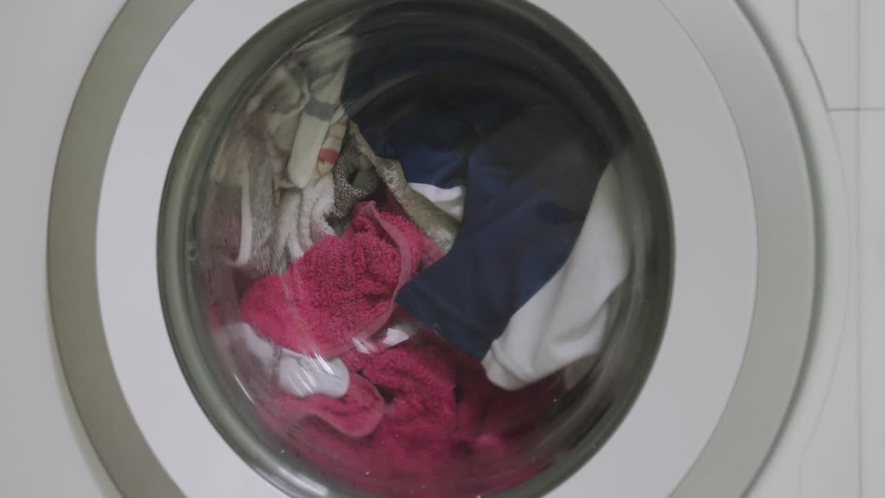 세탁기 에서 회전 하는 세탁기 의 클로즈업 비디오