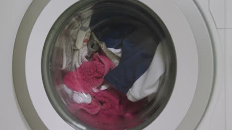 Video-Von-Nahaufnahme-Der-Wäsche,-Die-Sich-In-Der-Waschmaschine-Dreht