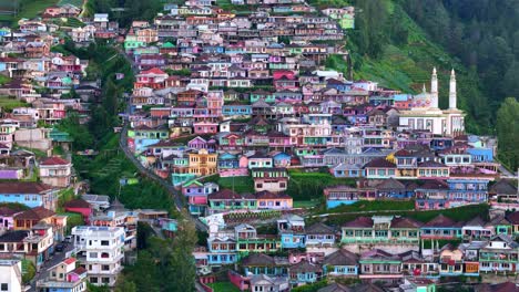 Vista-Aérea-De-Un-Colorido-Asentamiento-En-Terrazas-En-La-Ladera-De-Una-Hermosa-Mañana