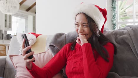 Mujer-Birracial-Con-Gorro-De-Papá-Noel-Teniendo-Videollamada