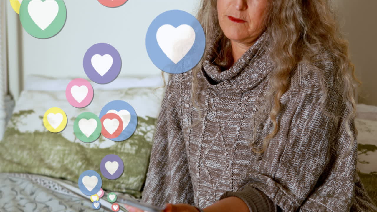 animación de iconos de corazones digitales sobre una mujer usando un teléfono inteligente