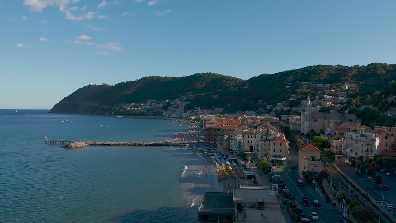 toma de drones en aumento de la ciudad de laigueglia, liguria durante la puesta de sol