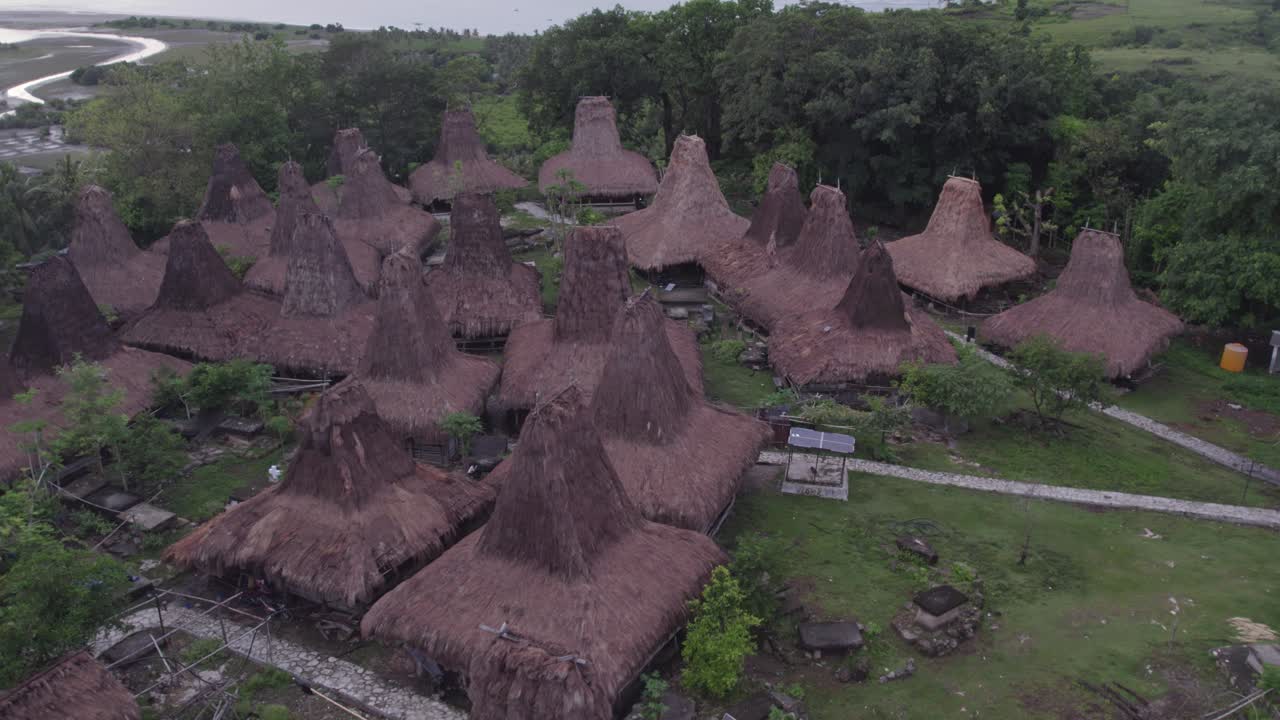 casas tradicionales auténticas de la aldea en la isla de sumba durante el amanecer, aérea