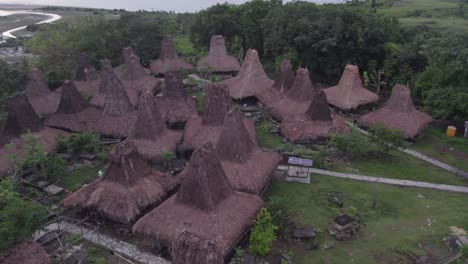 Casas-De-Pueblo-Auténticas-Tradicionales-En-La-Isla-De-Sumba-Durante-El-Amanecer,-Antena