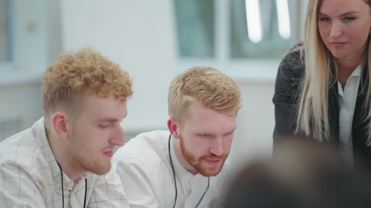 it 부서의 전문가들은 보고서를 보고 의사결정과 계획을 논의하고 있습니다.