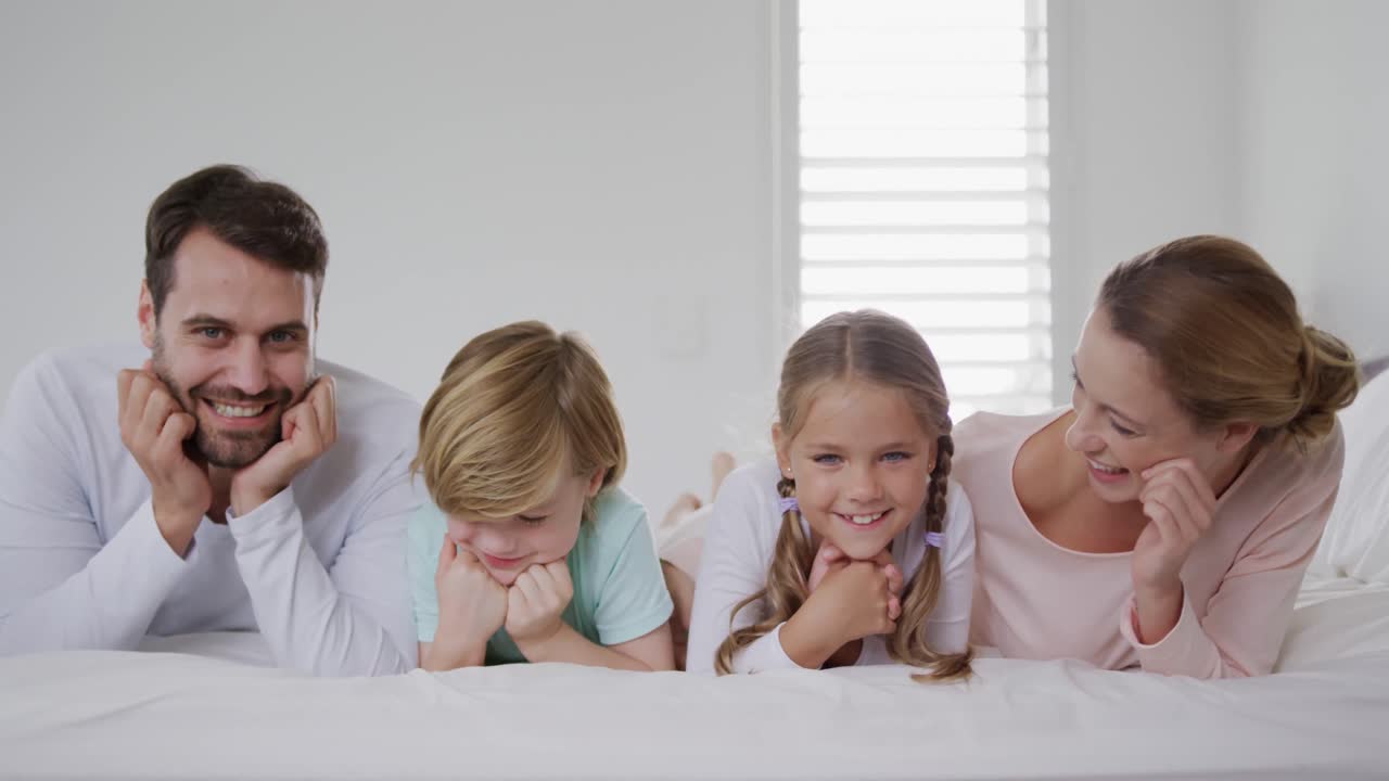 침대에 누워있는 가족과 편안한 집 4k에서 침실에서 카메라를보고