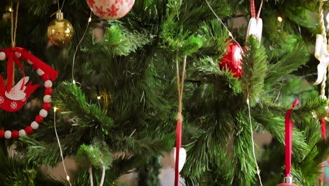 Weihnachten-Geschmückter-Baum-Aus-Nächster-Nähe.