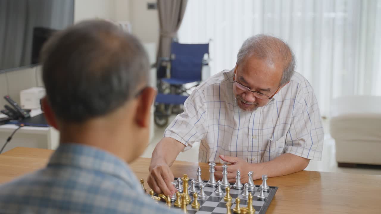 두 명의 노인들이 집에서 체스를 하고 있습니다.