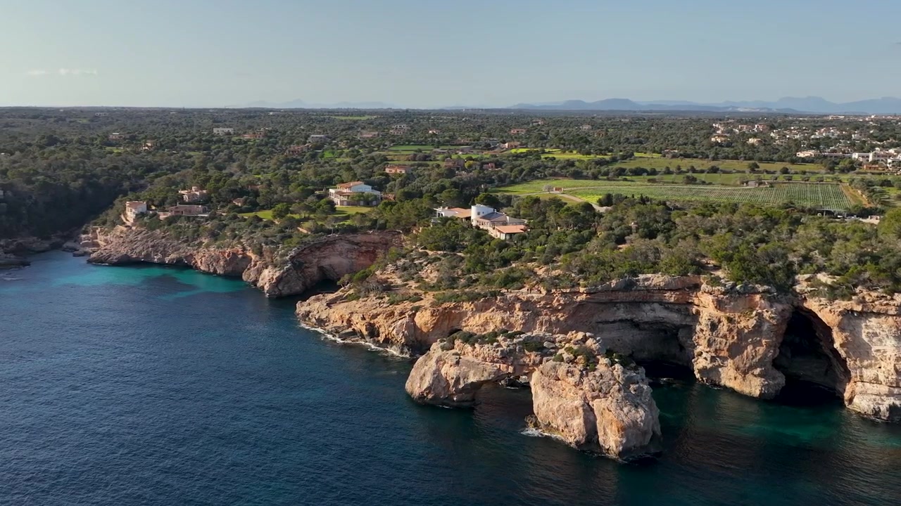 Bellissima ripresa con drone dell'arco naturale di roccia Es Pontas nel paesaggio di Maiorca sul mare durante il tramonto