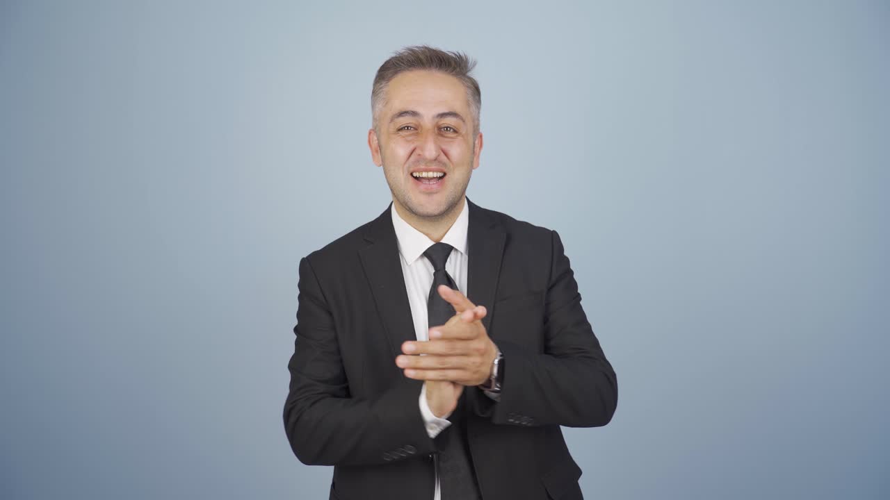 el hombre de negocios aplaudió.