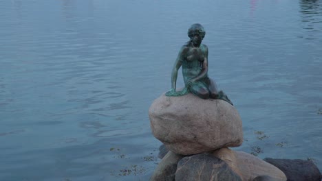 Kleine-Meerjungfrau-Statue-Vor-Einem-Hintergrund-Aus-Wasser