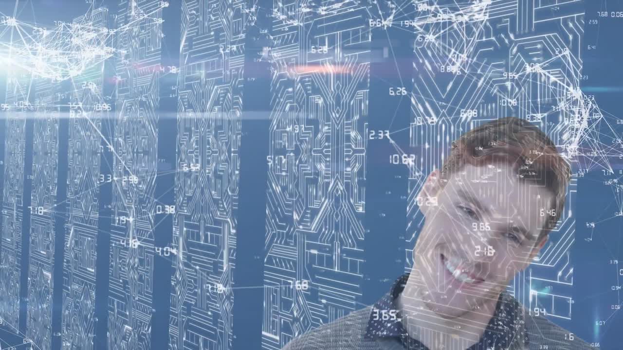 анимация счастливого кавказского человека, смотрящего на 3d интерактивный экран с процессорными серверами на заднем плане
