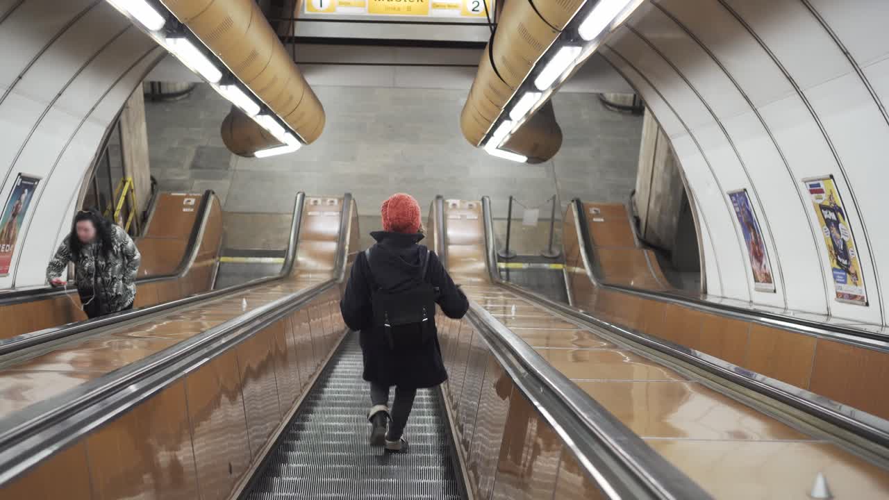 chica bajando escaleras mecánicas en praga república checa