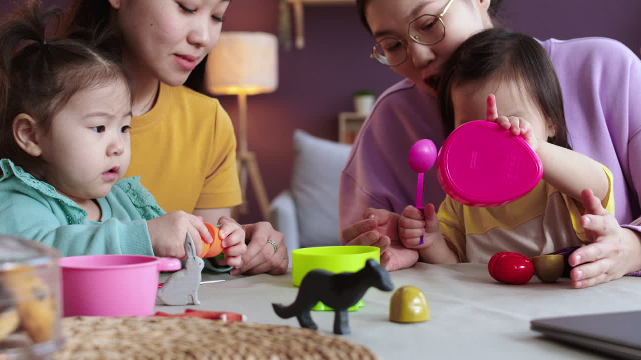 거실 에서 엄마 와 아기 들