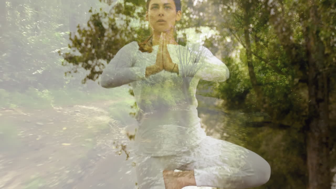 나무 사이 에서  ⁇ 상 하는 여자