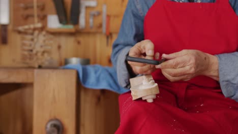 Gitarrenbauerin-Bei-Der-Arbeit-In-Ihrer-Werkstatt