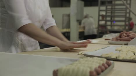 trabajador de la panadería que prepara la masa para pan o productos de pastelería