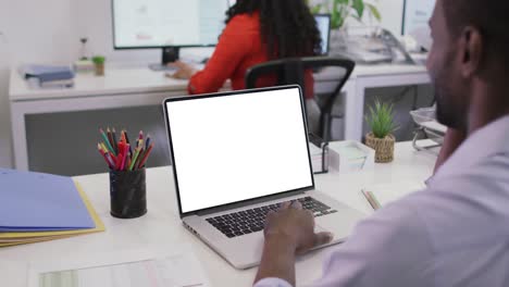 Video-De-Un-Hombre-Afroamericano-Trabajando-En-Una-Computadora-Portátil-Con-Espacio-Para-Copiar-En-La-Pantalla