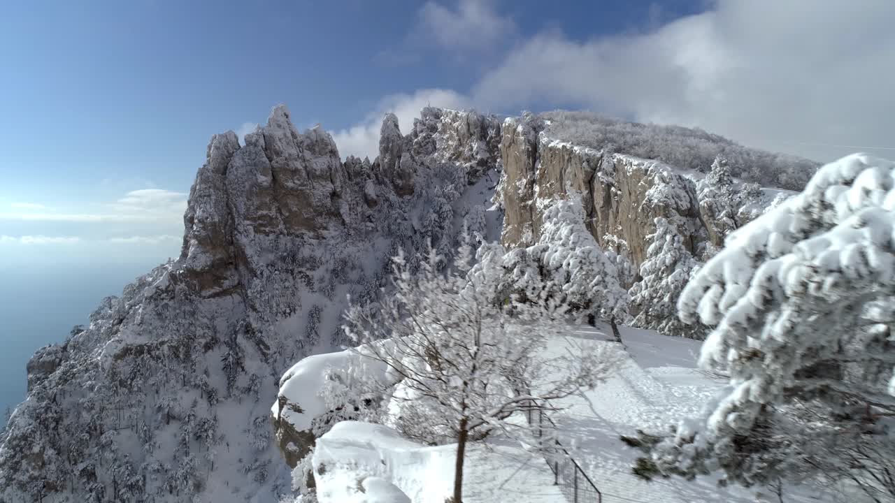 снежные горные вершины