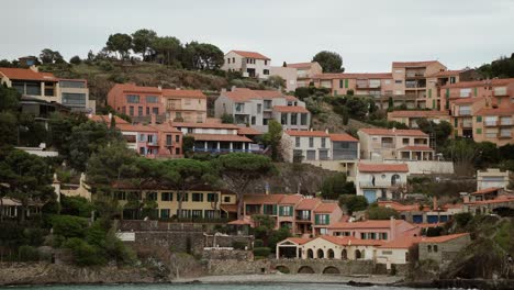 Ciudad-Mediterránea-En-Francia-Con-Muchas-Casas-Sobre-Un-Acantilado