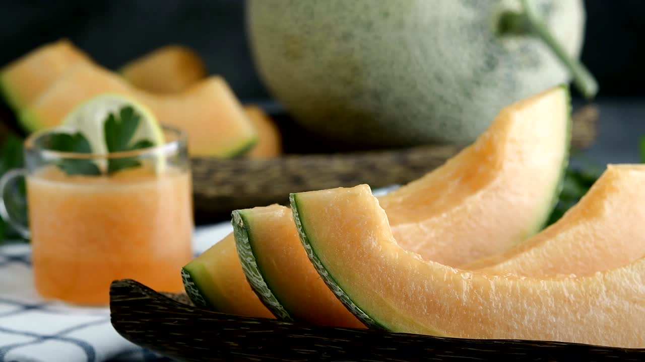entero y cortado de melones japoneses, melón de miel o melón (cucumis melo) vaso de batido de melón concepto de atención médica.