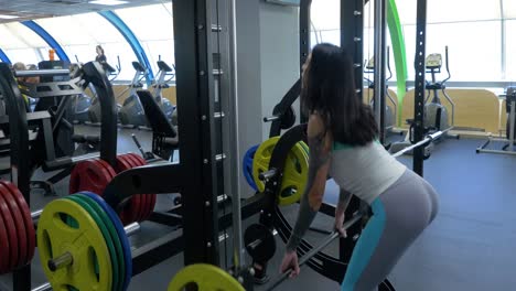 mujer levantando pesas en el gimnasio
