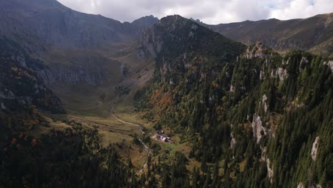 Colores-Otoñales-En-Las-Montañas-De-Bucegi-Con-Un-Chalet-Aislado,-Vista-Aérea