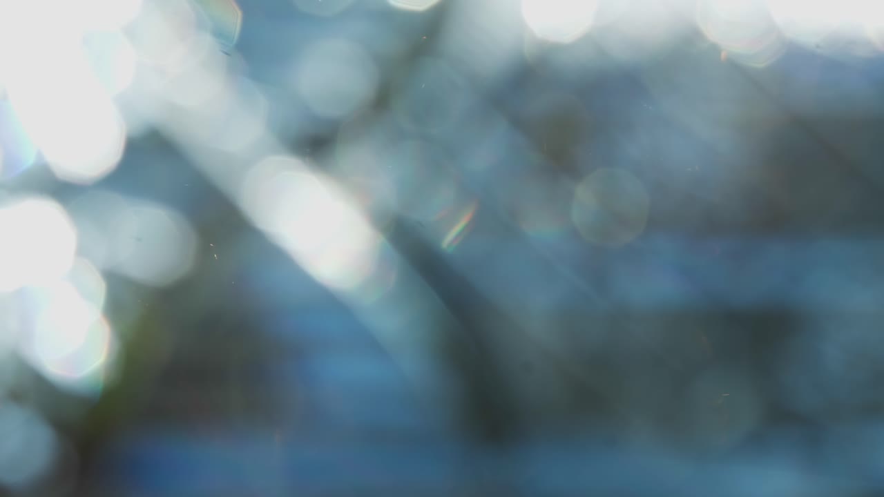 Prisma di vetro con bokeh morbido e scintillante e sfondo animato luccicante. Un contenuto visivo elegante per presentazioni aziendali, branding, tecnologia o introduzioni aziendali.