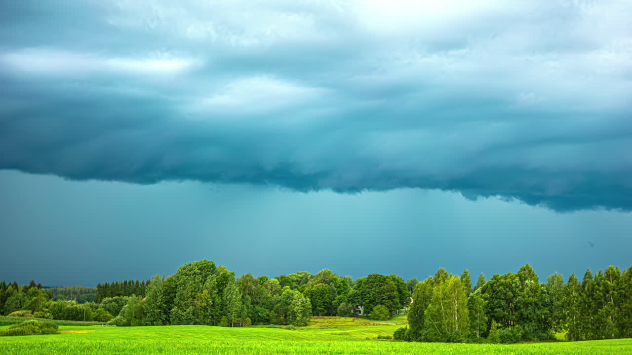시골 숲과 초원 위의 비가 내리는 시간 경과