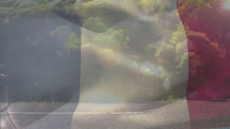 Animation-Der-Flagge-Frankreichs-über-Einem-Kaukasischen-Radfahrer,-Der-Auf-Der-Straße-Gegen-Berge-Fahrrad-Fährt