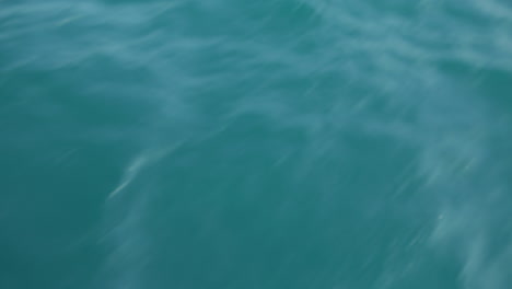 vista del agua azul del océano desde un ferry de alta velocidad en la ruta de zanzíbar a dar es salaam.
